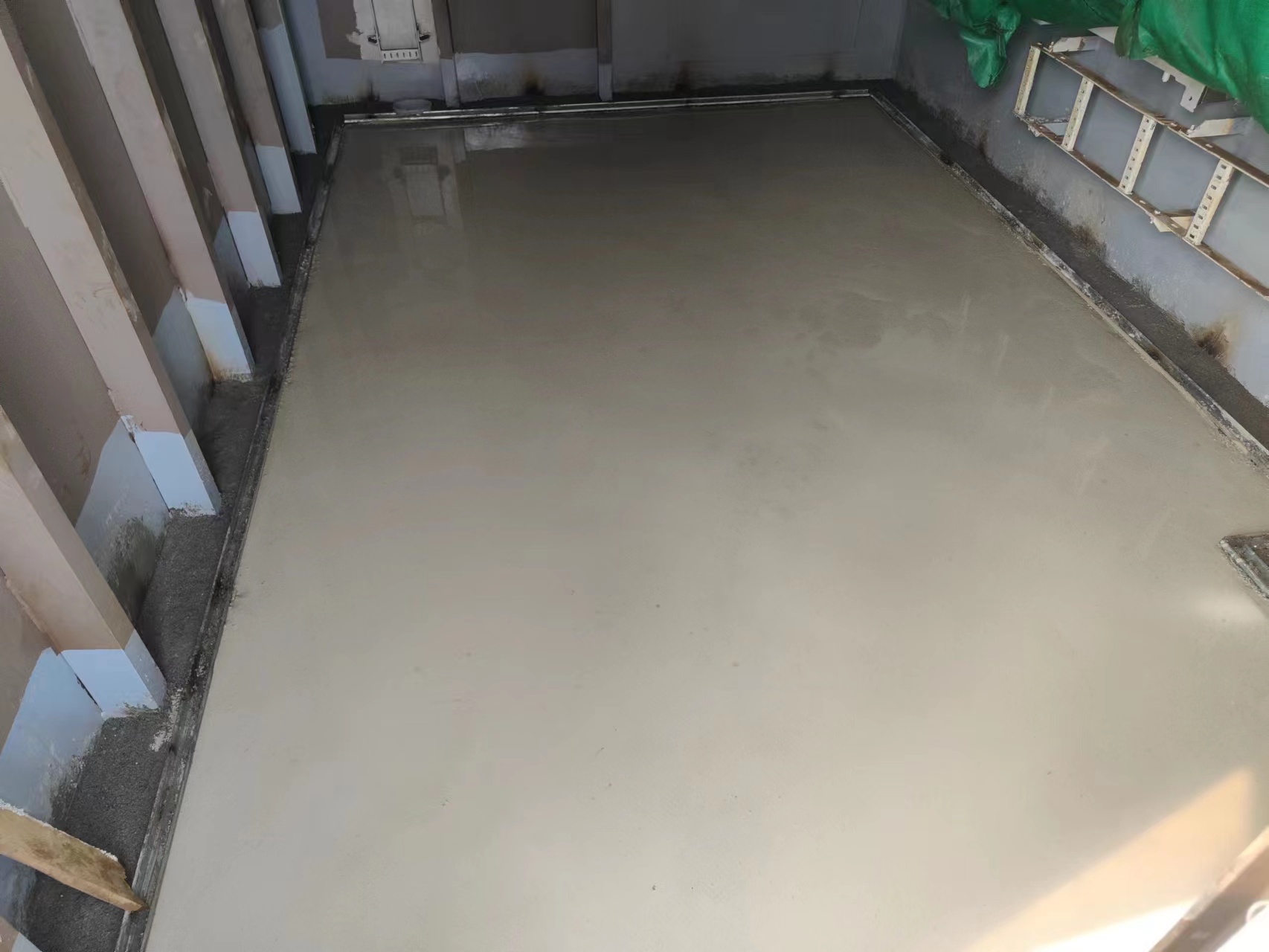 Ultra-lightweight self-leveling deck dressing real scene after construction